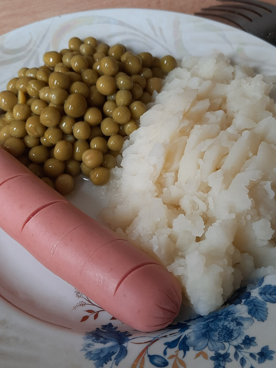 Пюре, сосиска и горошек зелёный