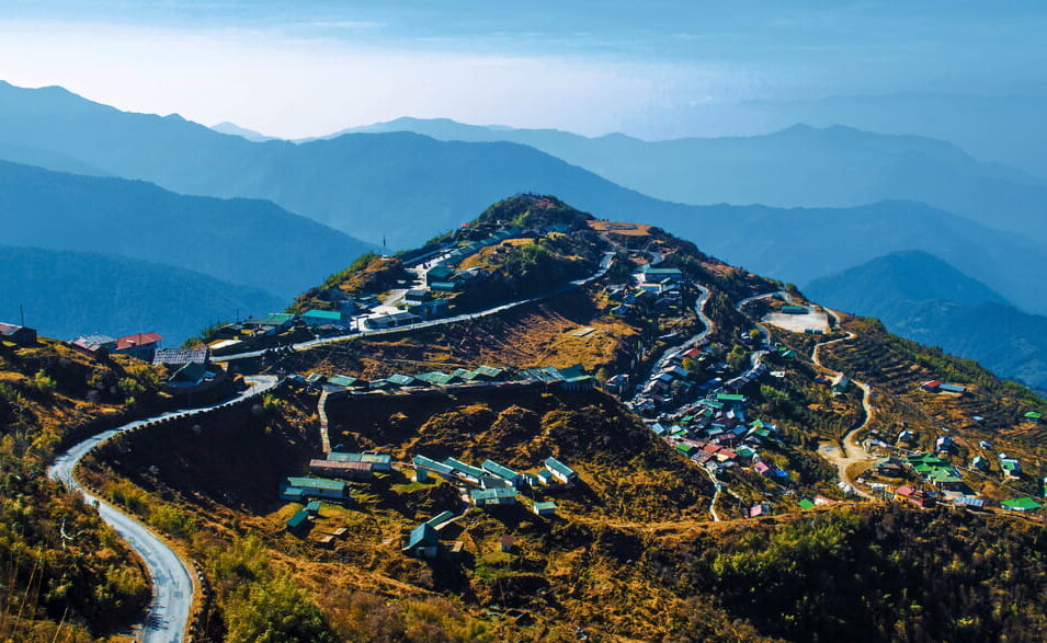 Деревня Дзулук.
Источник: https://images.thrillophilia.com/image/upload/s---S5rcI-4--/c_fill,f_auto,fl_strip_profile,h_600,q_auto,w_975/v1/images/photos/000/185/742/original/1576675929_shutterstock_1445950631.jpg.jpg?1576675929