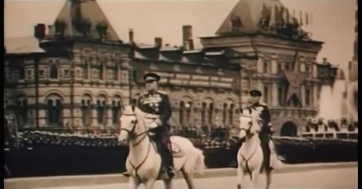 В фильме "Второй раз в Крыму" периодически присутствуют документальные кадры