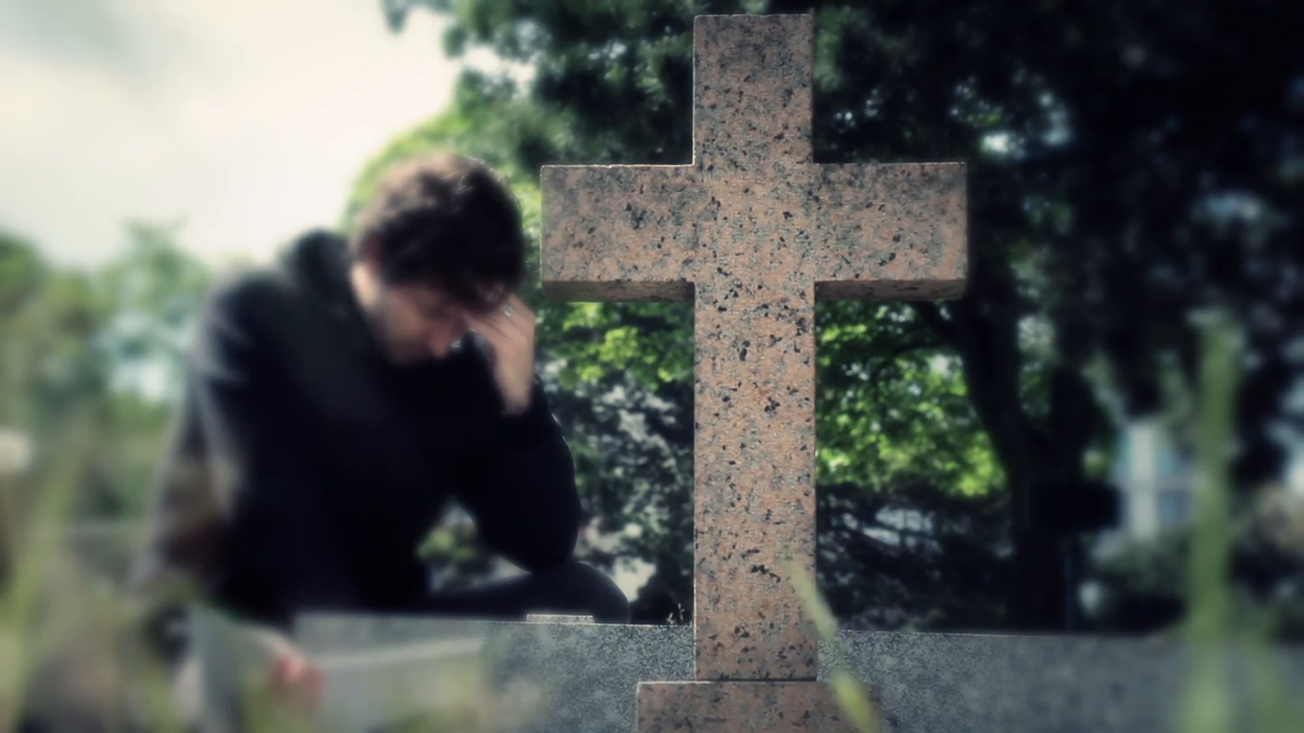Покойный просит прощение. Мужчина на кладбище.
