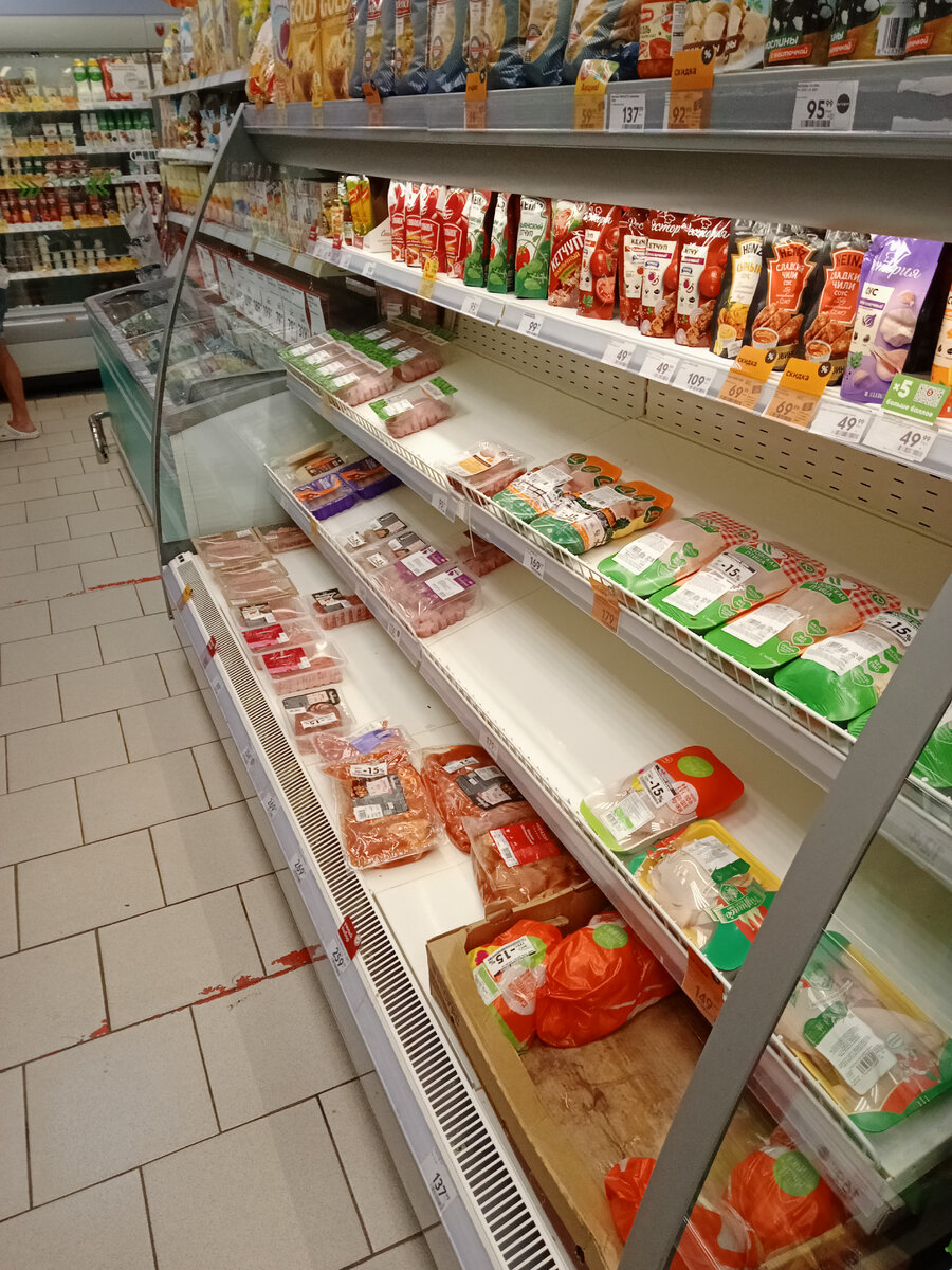 фото витрины магазина июль 2021