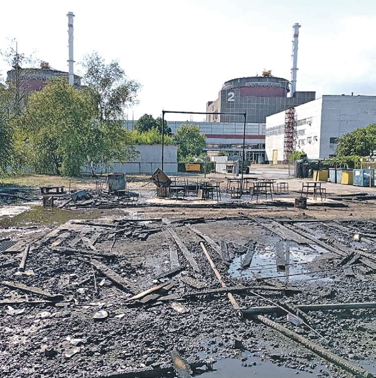 На переднем плане - все, что  осталось от деревянных строений вблизи электростанции, которые разрушили украинские снаряды. 