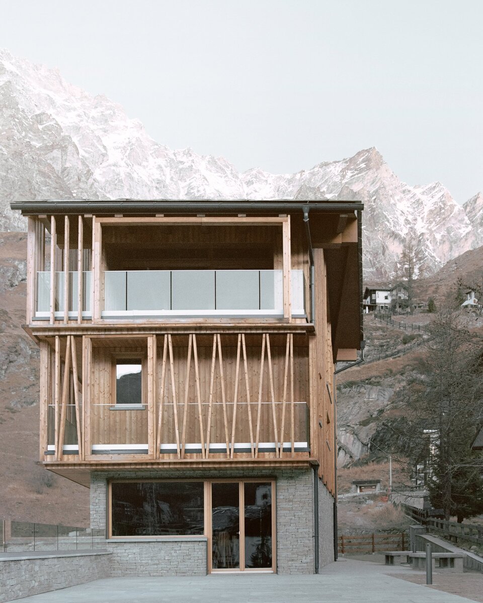 Источник изображения - https://static.dezeen.com/uploads/2021/01/climbers-refuge-lca-residential-houses-italy_dezeen_1704_col_2.jpg