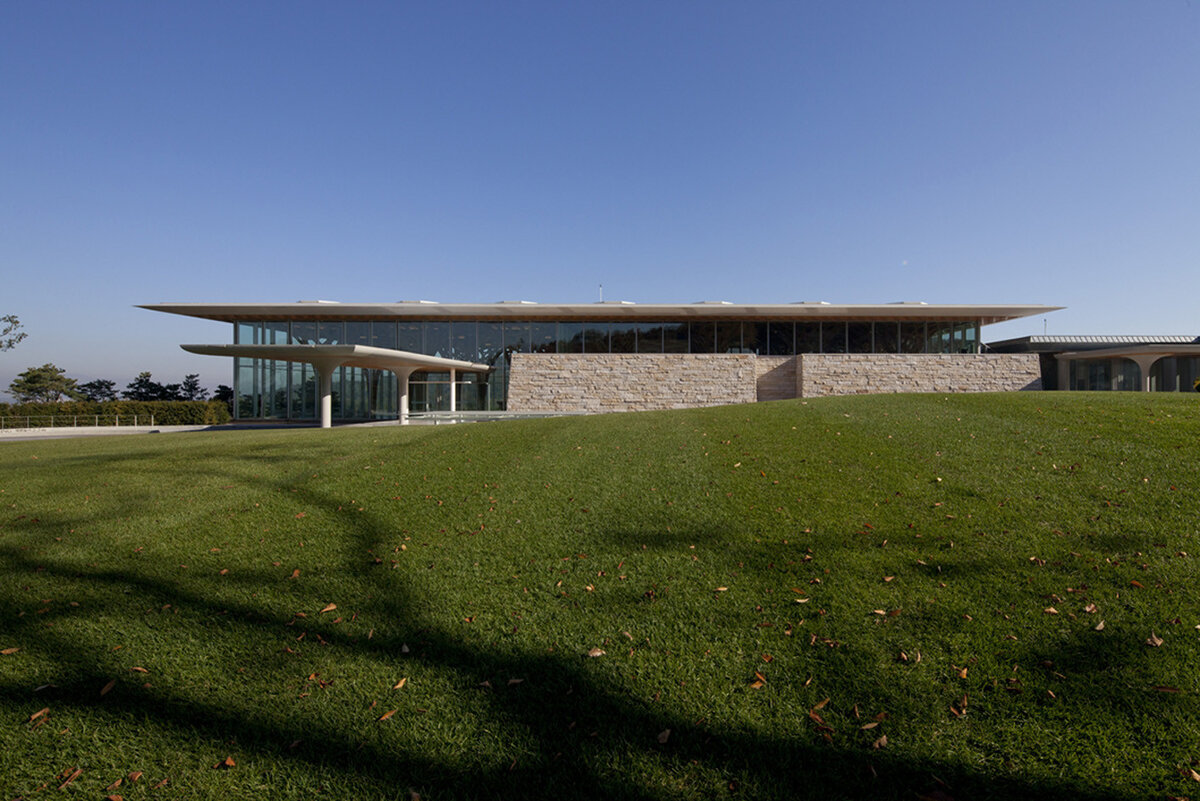 Источник изображения - https://parametric-architecture.com/wp-content/uploads/2018/10/PA_Nine-Bridges-Golf-Club-House-_7.jpg