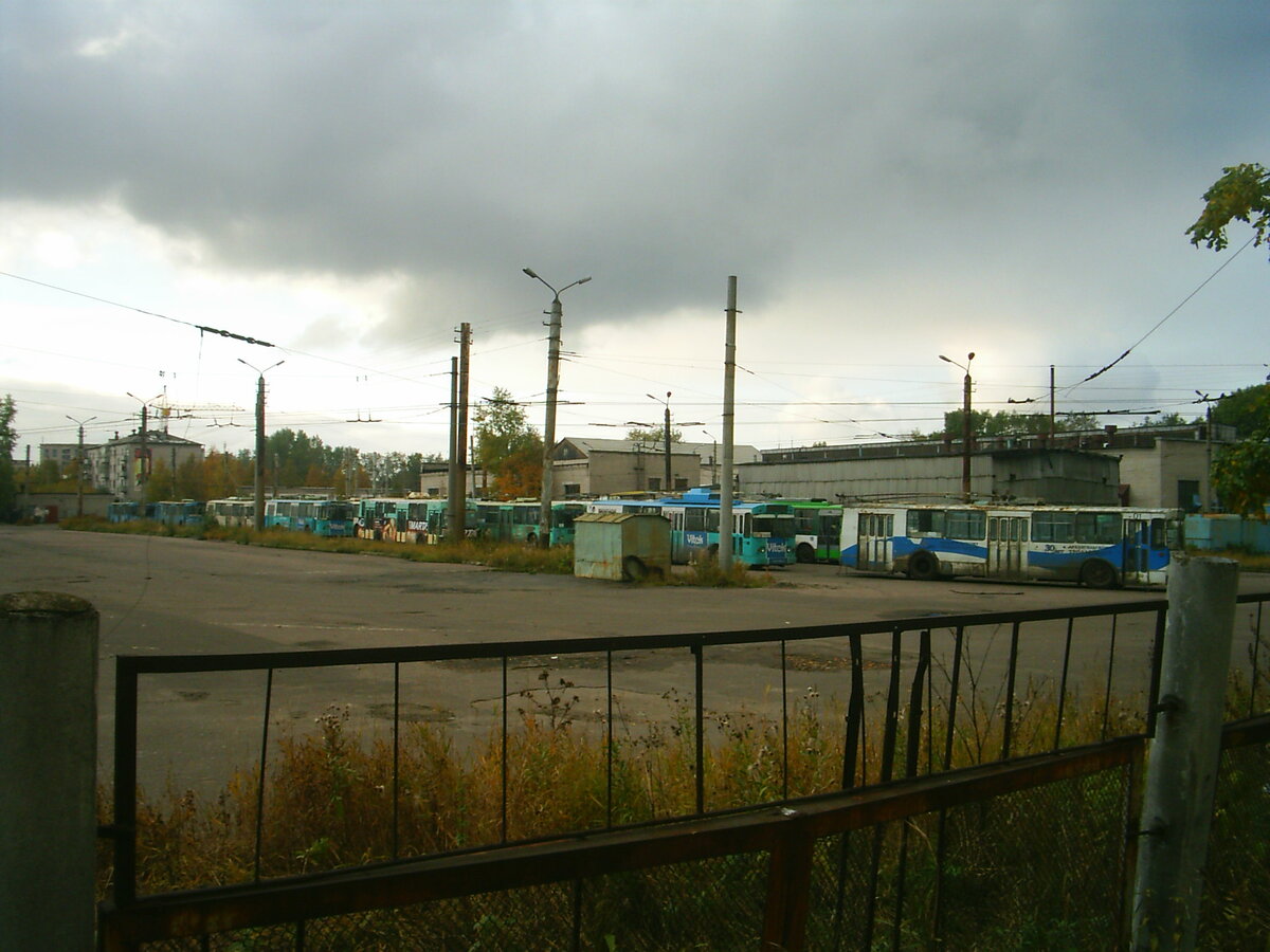 г. Архангельск, троллейбусное депо, сентябрь 2006 г., троллейбусы на приколе