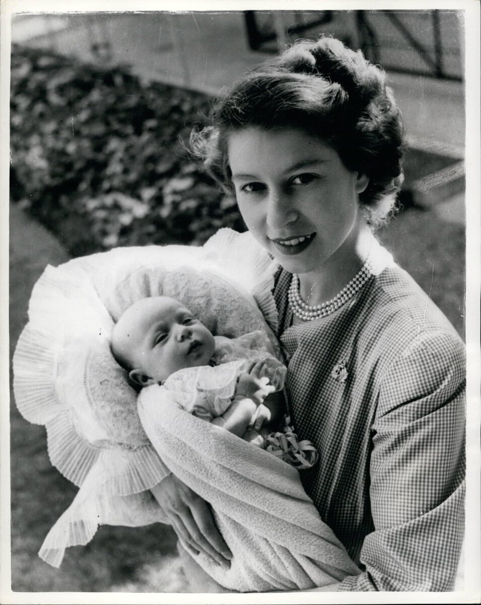    Принцесса Елизавета с принцессой Анной, сентябрь 1950 года.Keystone Pictures USA/Alamy/Legion Media