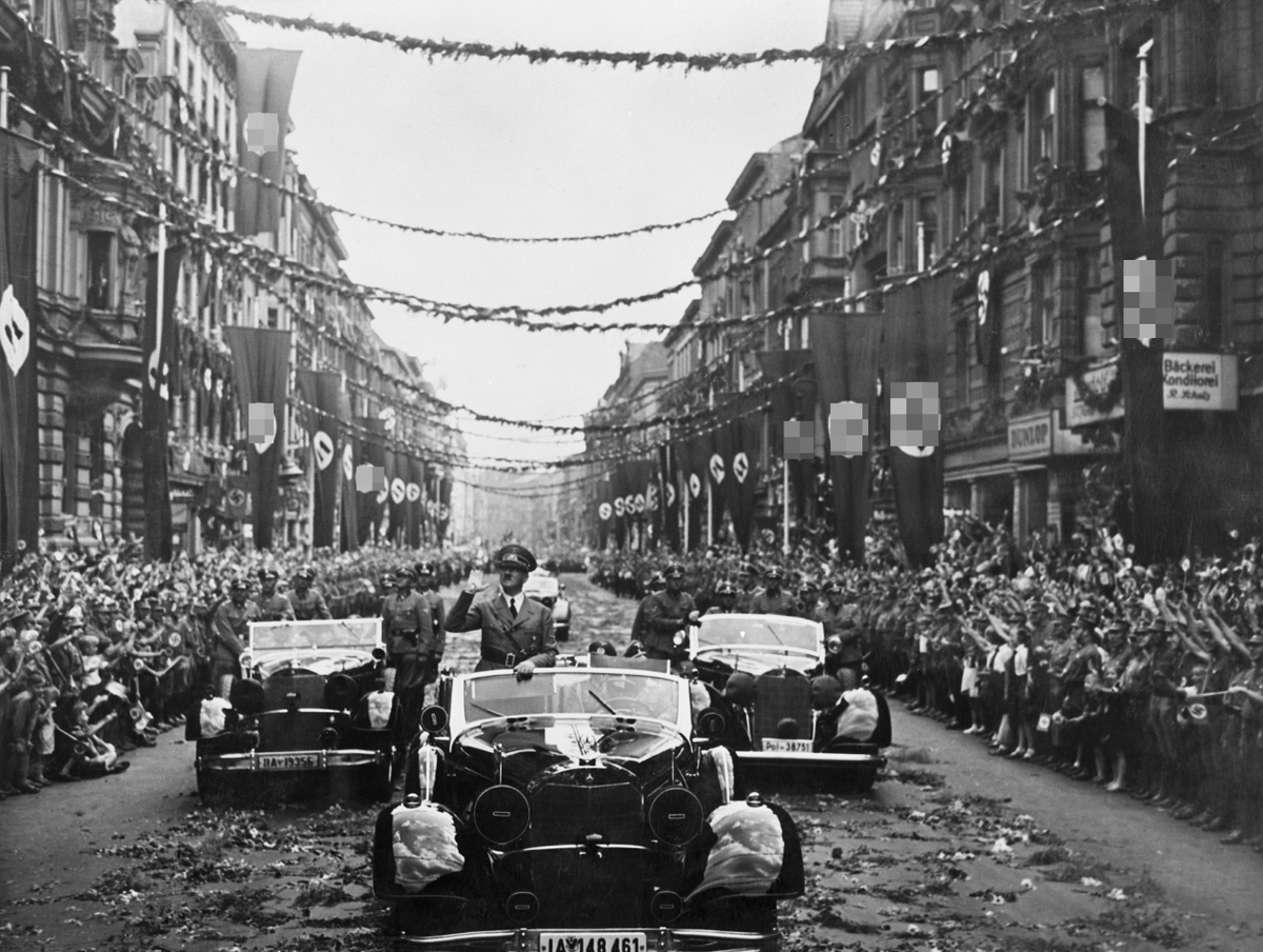 Встреча Адольфа Гитлера в Берлине в июне 1940 года после подписания перемирия с Францией в Компьене (Compiegne). Кортеж Гитлера состоит из автомобилей Mercedes-Benz 770 / waralbum.ru