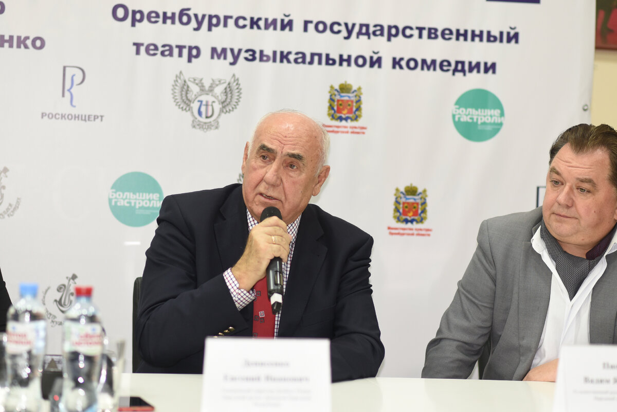 Евгений ДЕНИСЕНКО, генеральный директор Донбасс Оперы: - Помните, как в фильме «Ко мне, Мухтар!», когда герой просит взять пса и говорит: «Ты возьми его, он постарается». Вот мы сейчас очень стараемся…
