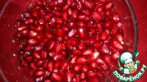 Желательно чтобы гранат был кислым. Очищаем гранат. У меня вышло 750 гр чищенных рубинов.