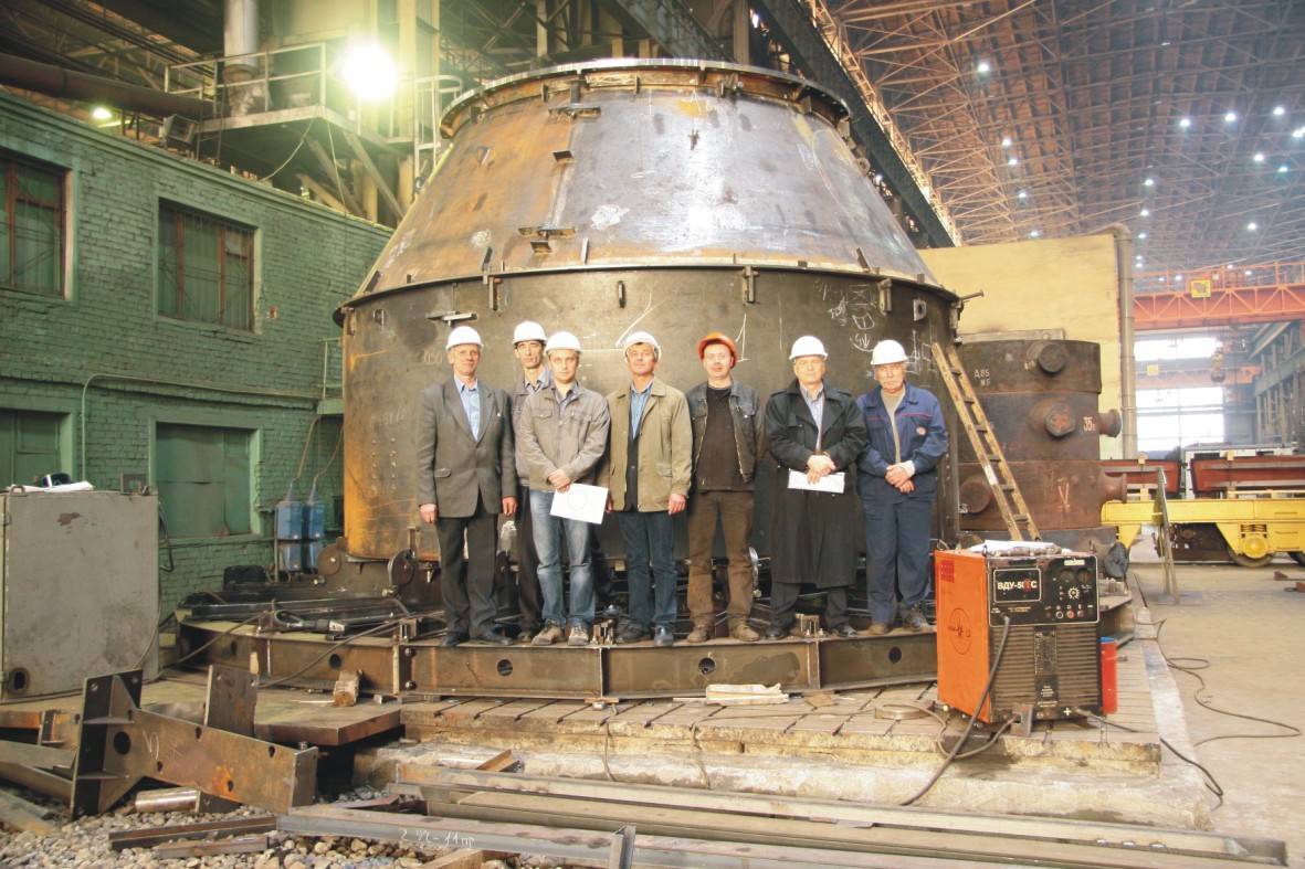 Прорвало трубу у батареи. Гараж бокс. Окб 2130 плавильная печь. Трубы для теплотрассы наружные 100. Завод урбо екатеринбург.