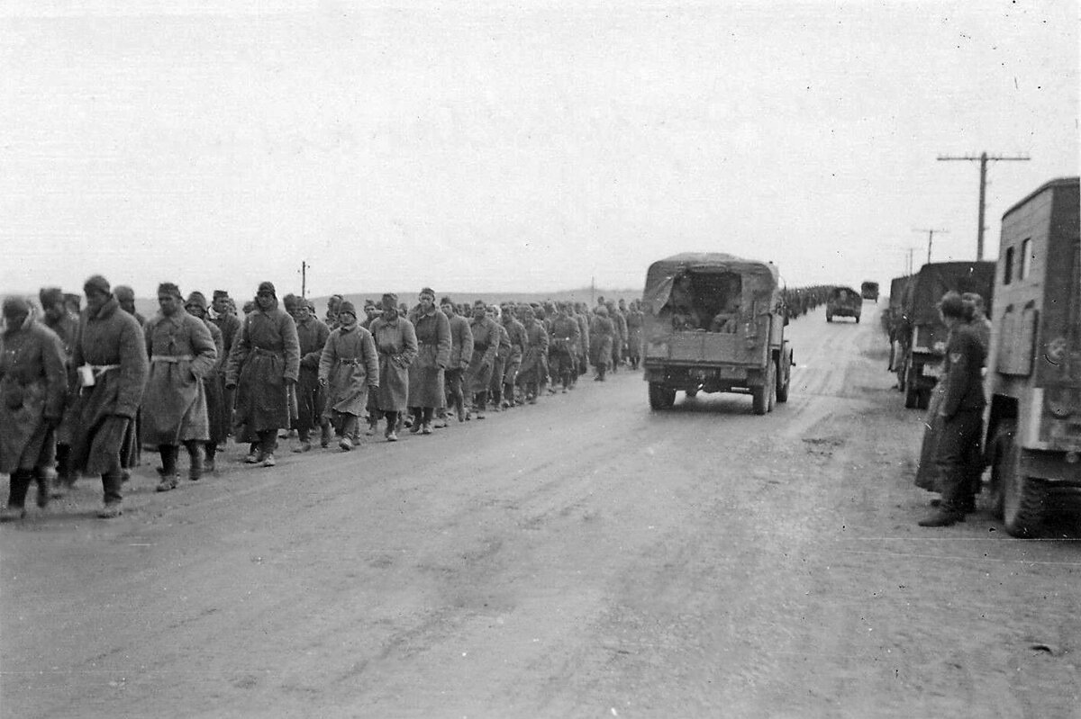 Колонна военнопленных. Предположительно, шоссе Москва–Минск. Осень 1941 г.