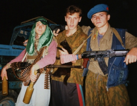 Бамут, фото 1995 года. Автор журналист "Эхо Москвы" Владимир Варфоломеев. Крайний правый боевик в голубом берете.