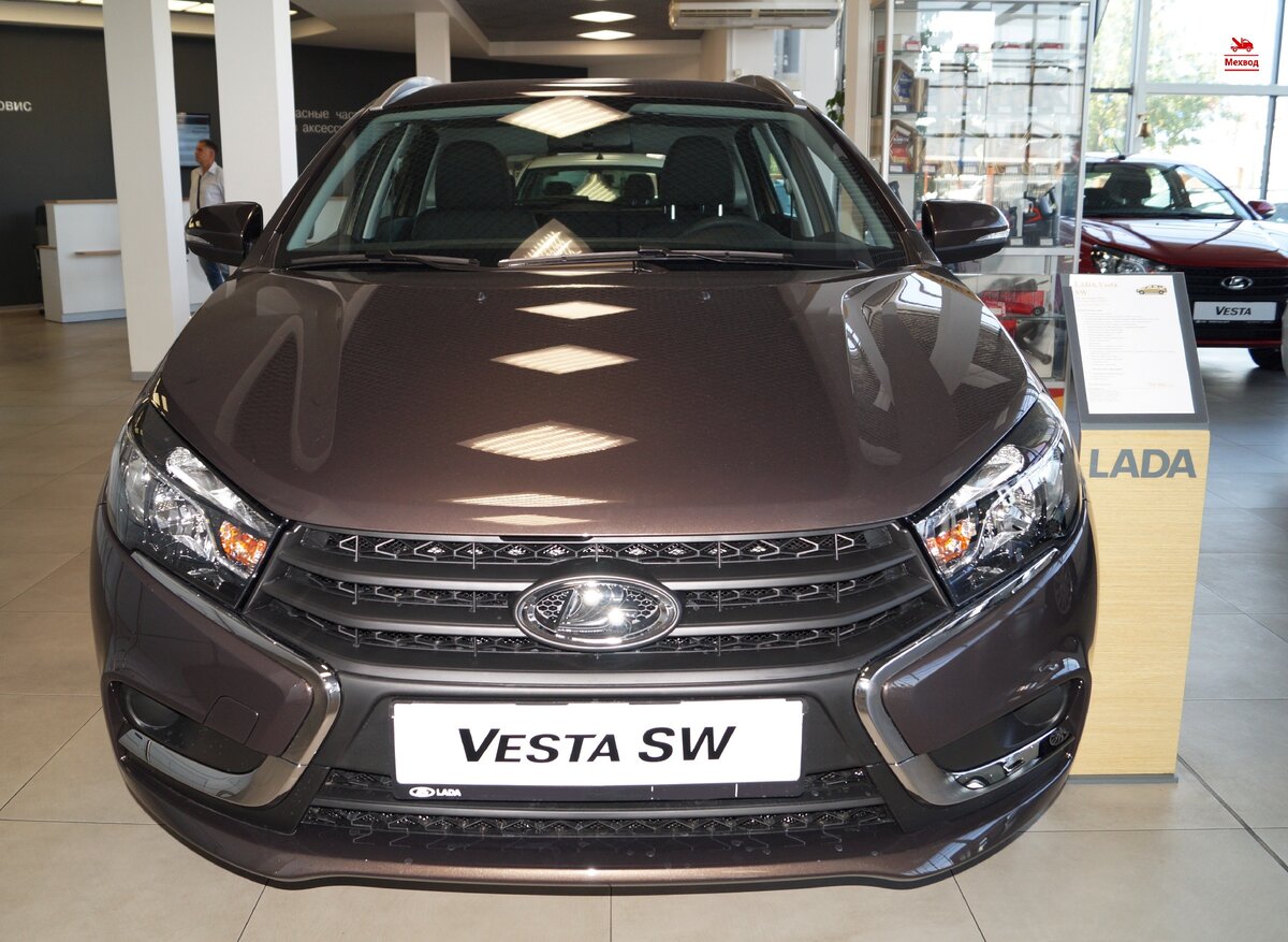 Вид спереди автомобиля Lada Vesta SW 2020 года выпуска