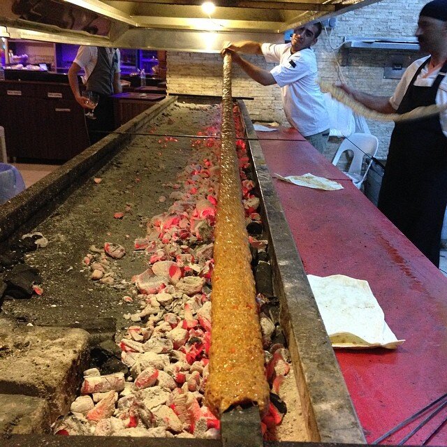 Процесс приготовления огромного кебаба в Ozturk Kolcuoglu restaurant.