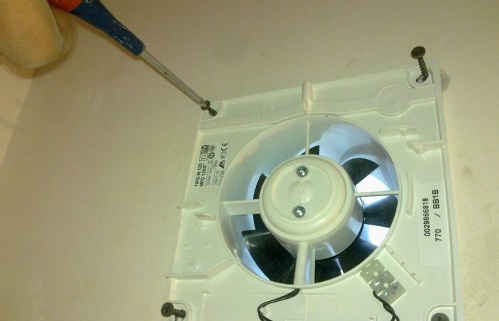 Простой совет, который позволит сократить шум от вентилятора в санузле