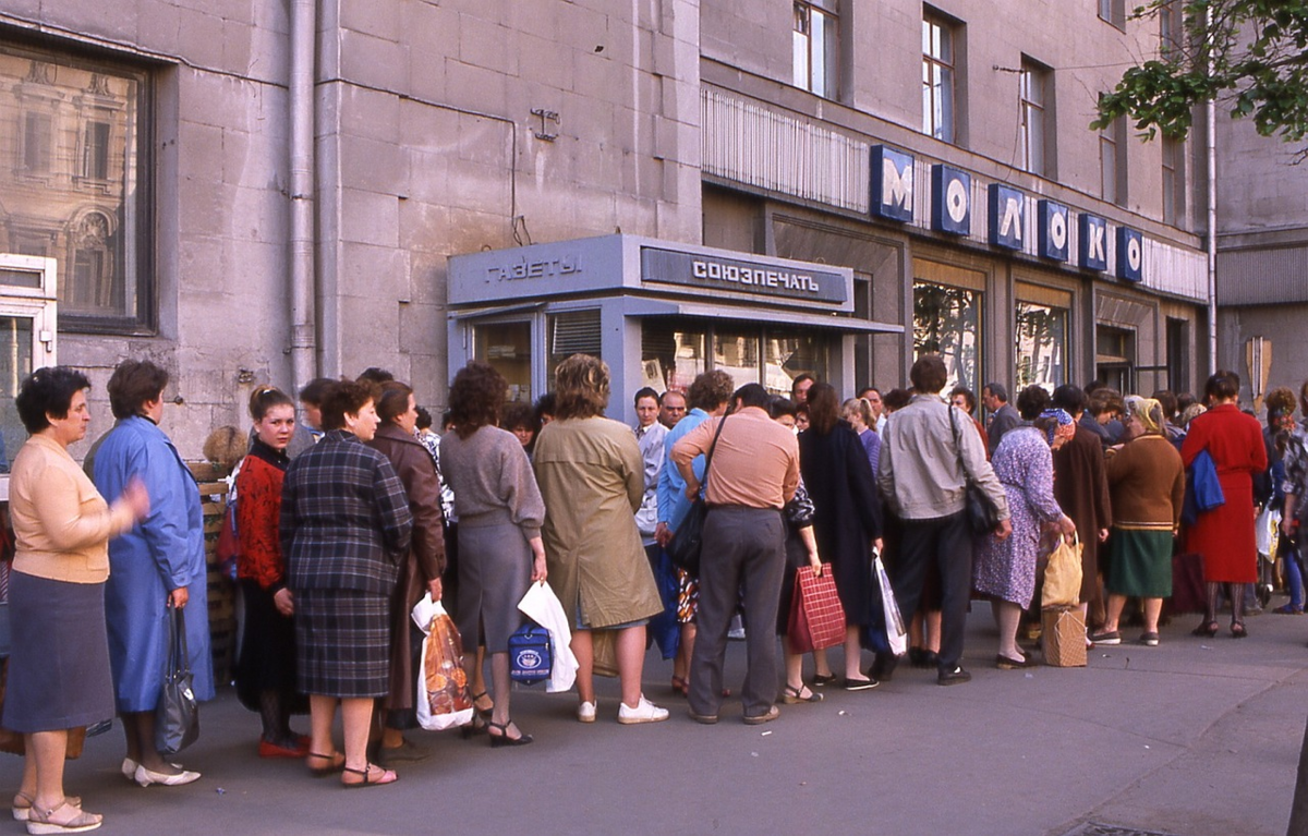 Поднялись в 90. СССР В 90 Е годы очередь в магазин. Очереди 80-е СССР. Очереди в СССР 1980. Очереди СССР 70е.