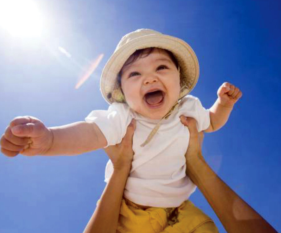 

Закаливание организма при помощи низких температур - это один из самых древних, простых и дешёвых, да что там, совершенно бесплатных,  способов укрепления иммунитета ребенка. 