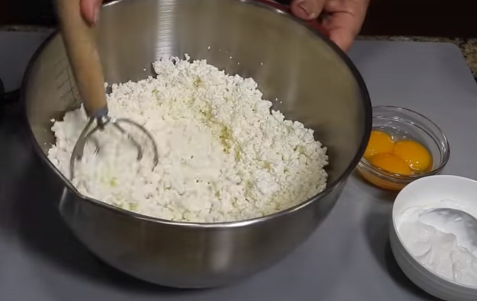 Смешиваем творог