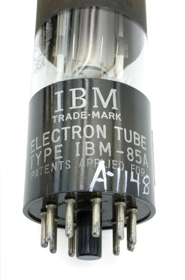 Трубка из блока памяти IBM 706