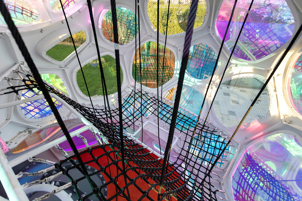 Чтобы конструкция оставалась светлой и «воздушной», в оформлении применено большое количество светопрозрачного пластика и нежные цвета.