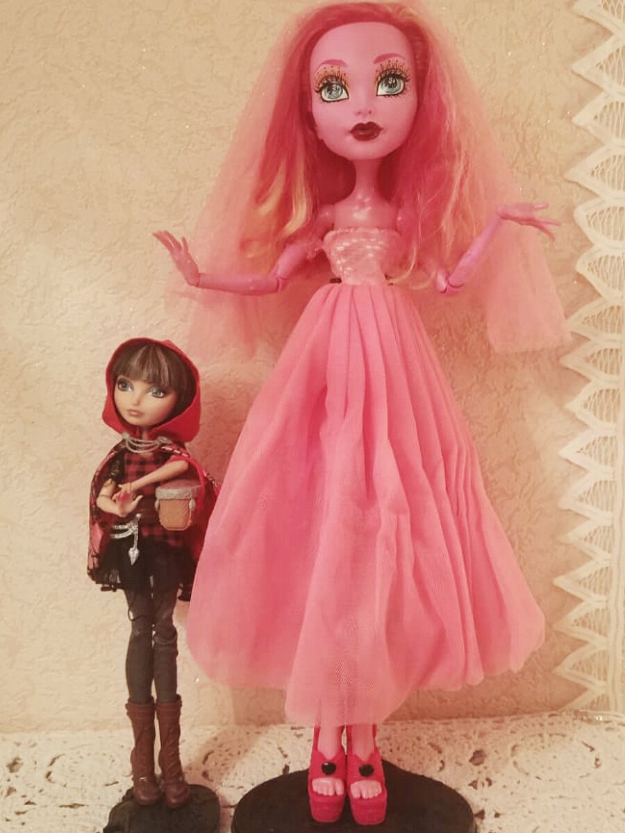 Фото сравнения я сделать забыла, поэтому попросила сфотографировать подругу. Первая куколка ростом, как Монстер Хай
