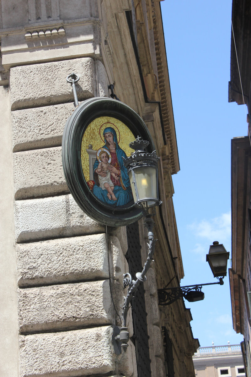 Италия. Рим. Икона на углу здания.