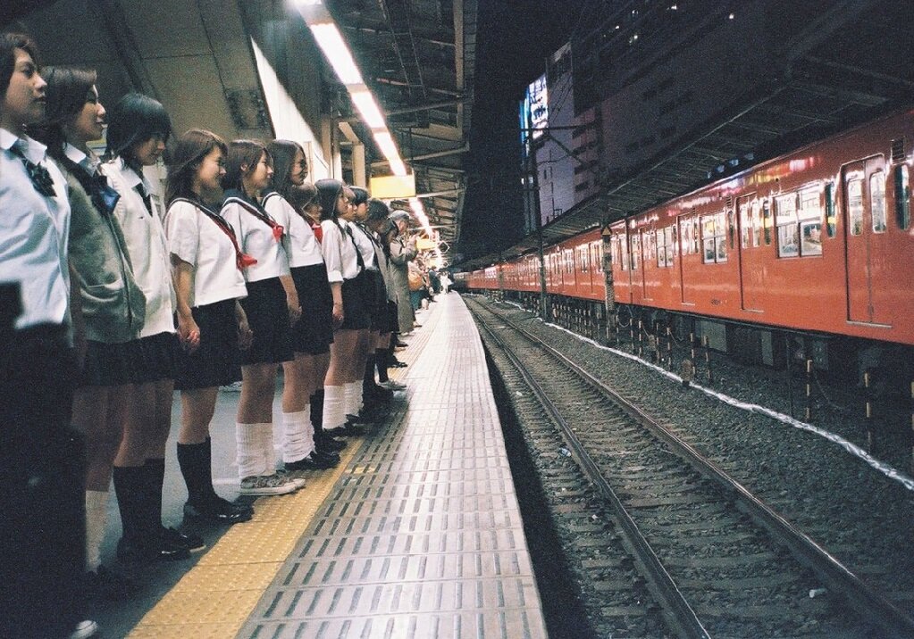 Кадр из фильма "Клуб самоубийц" 2001Г. Япония. Драма, преступление, детектив.