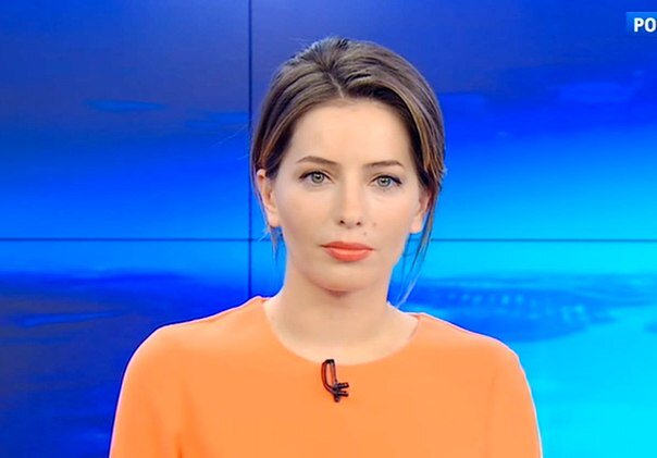 романс "Блеск глаз". 
Блеск глаз твоих привлекает,
Голос нежный меня восхищает!
Улыбка добрая пленила меня,
Нашу встречу осветила луна!

Огонь бушует в душе моей,
Нет в мире красотки милей,
Бесподобна твоя красота,
Нашу встречу осветила луна!

Поражаюсь неустанно красе,
Нахожу гармонию в душе,
Прекрасен свет любви моей,
Нет в мире красотки милей.

31.08.2014 год.