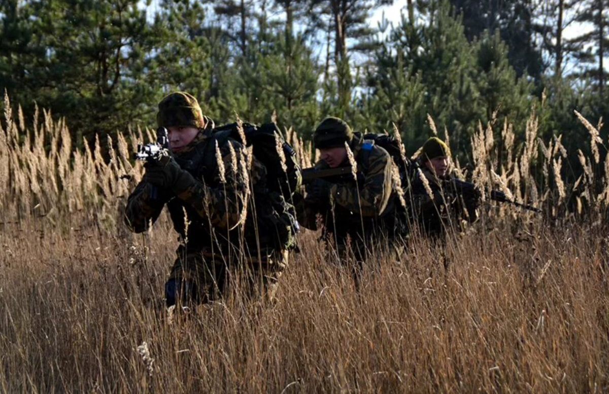 Разведдозор. Тактическая разведка. Боевой разведывательный дозор. Военные учения в лесу. Разведка местности.