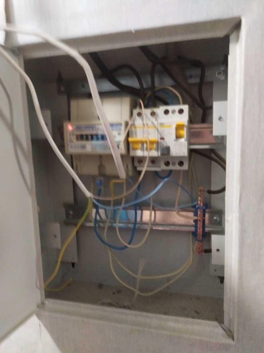 Вот так ужасно собран щит. Белые кабели это временное подключение освещения