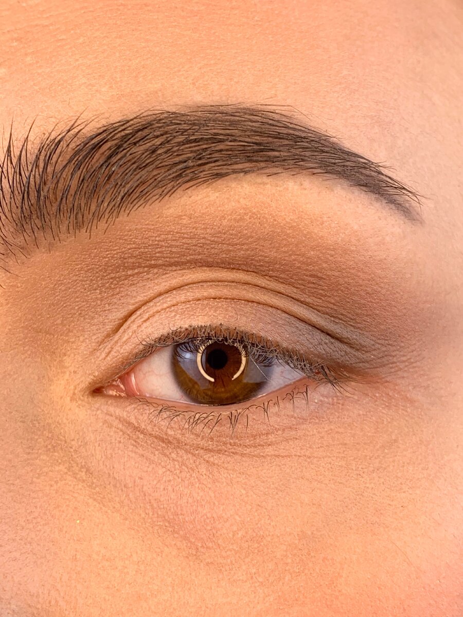 Нужны две кисточки: бочонок (для внешнего уголка) и пушистая (для растушёвки)