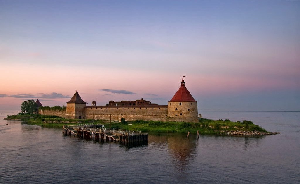 Древняя русская крепость на Ореховом острове в истоке реки Невы, напротив города Шлиссельбург в Ленинградской области. Основана в 1323 году новгородцами, с 1612 по 1702 год принадлежала шведам. Взято с просторов интернета