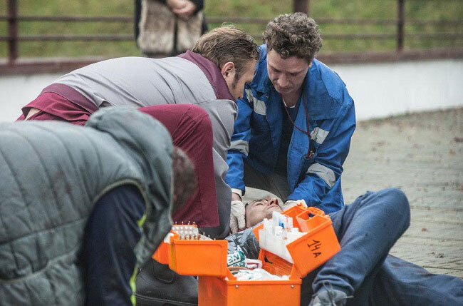 
 
Лучший российский фильм 2017 года рассказывает как раз про врачей.  Главный герой Олег работает на скорой помощи. Ему ежедневно приходится  вытаскивать людей с того света, а контингент медикам попадается самый  разный. На фоне сложной профессии у мужчины развивается слабость к  алкоголю, а это выливается в крупные семейные проблемы.
 
Неспроста фильм получил кучу наград и оказался востребованным у  зрителей. Он очень точно и без прикрас демонстрирует работу современного  врача скорой помощи. Тут и большие нагрузки, и бумажная волокита. После  просмотра Вам вряд ли захочется злиться на медика, который приехал к  Вам не в духе.