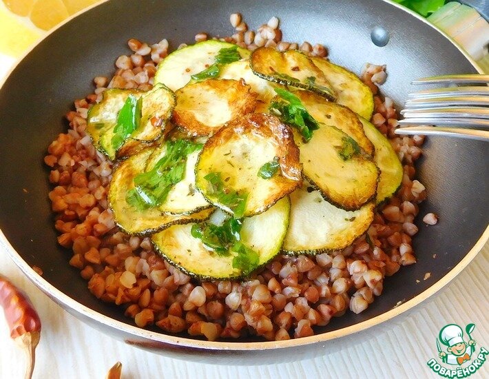 Казалось бы, банальная гречка с овощами, но, политая и пропитанная ароматной заправкой, получает совершенно необычный вкус.