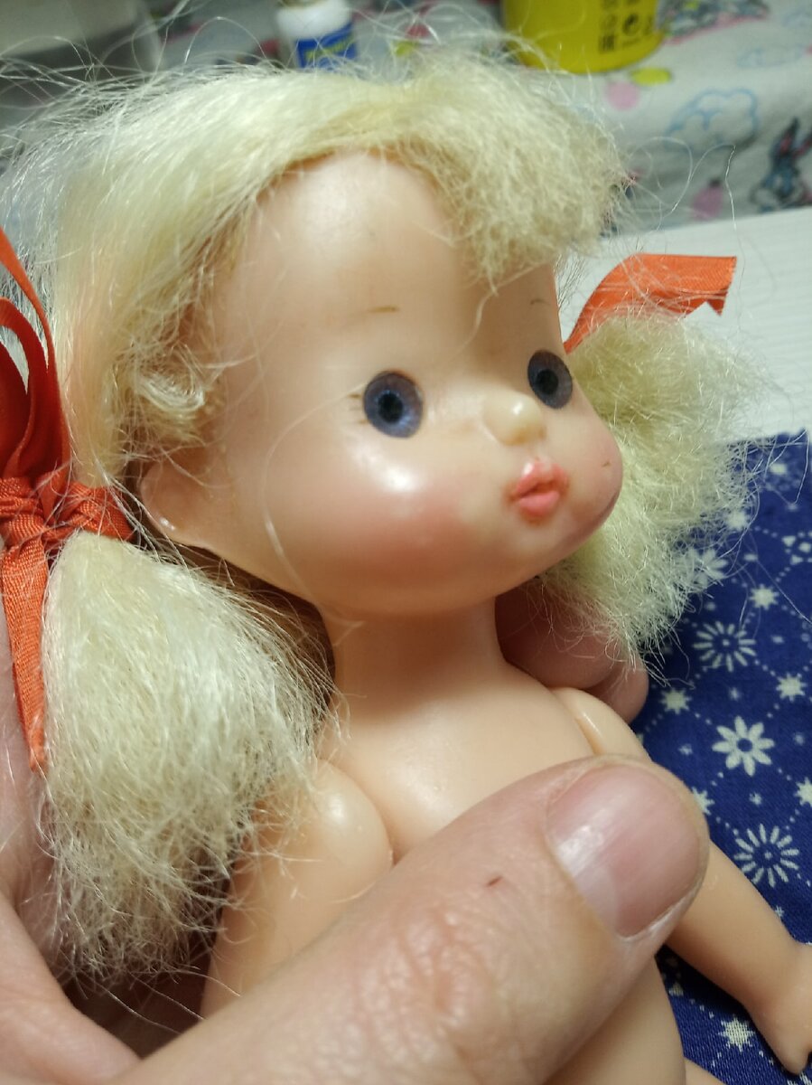 Выбирала куклу поменьше - у меня сломалась машинка, и я понимала, что шить придется вручную...