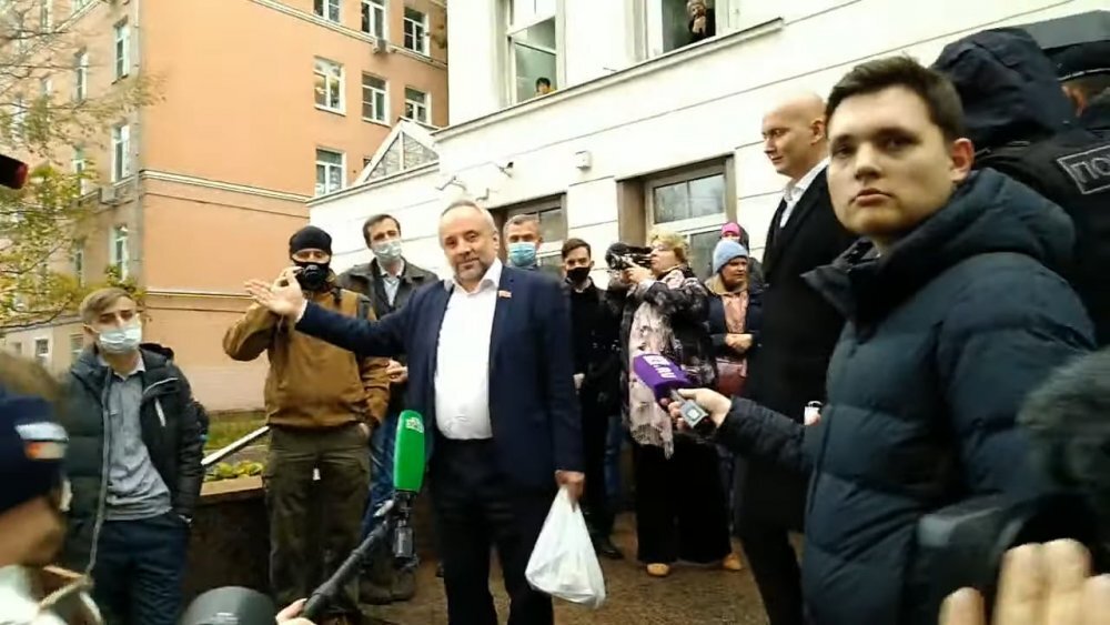 Олег Шереметьев выходит из зала суда. Октябрь 2020 года. Источник: Facebook