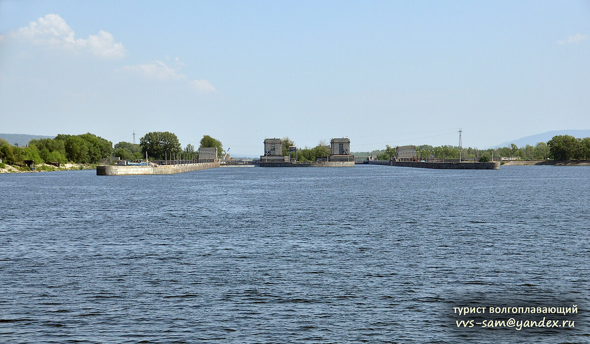 За спиной - верхняя голова шлюзов №№23-24 и выход в межшлюзовое пространство. Слева и справа от шлюзов расположены направляющие палы. Фото 14.06.2012.