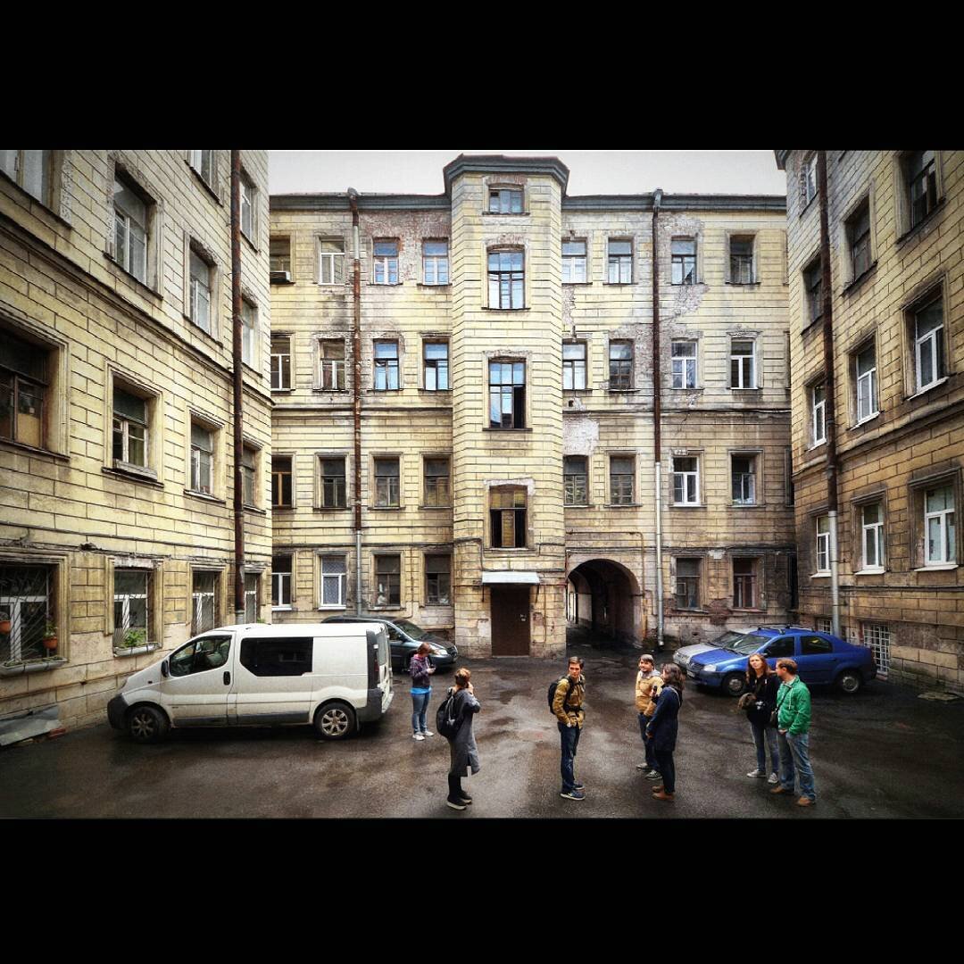 Наша экскурс команда по изучению дворов и коммуналок Петербурга