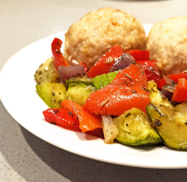 Запеченные овощи и куриные котлеты. 