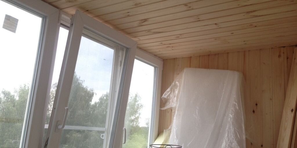 Главное в обшивке потолка - чтобы оставался зазор для открывания оконных рам. Фото автора