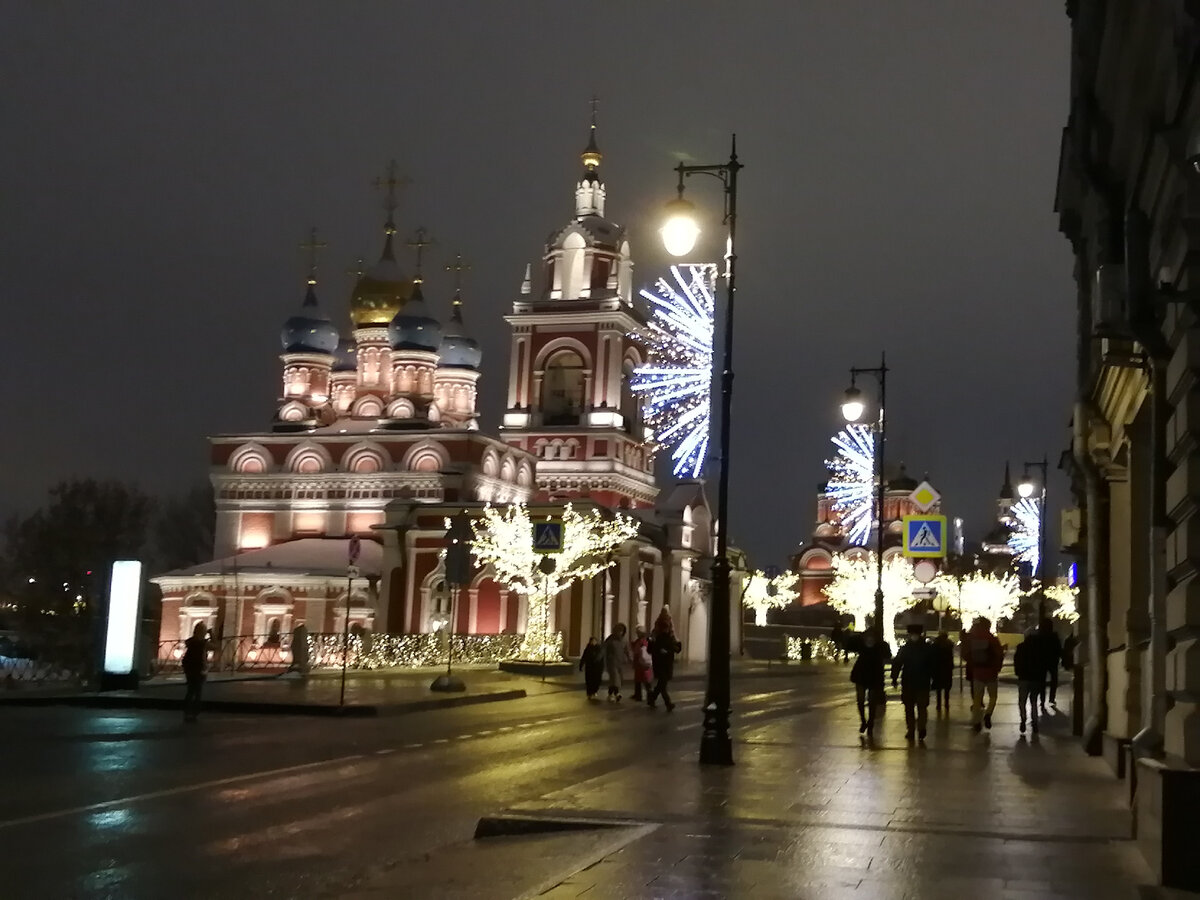 Рядом со входом в парк "Зарядье". Фото автора статьи