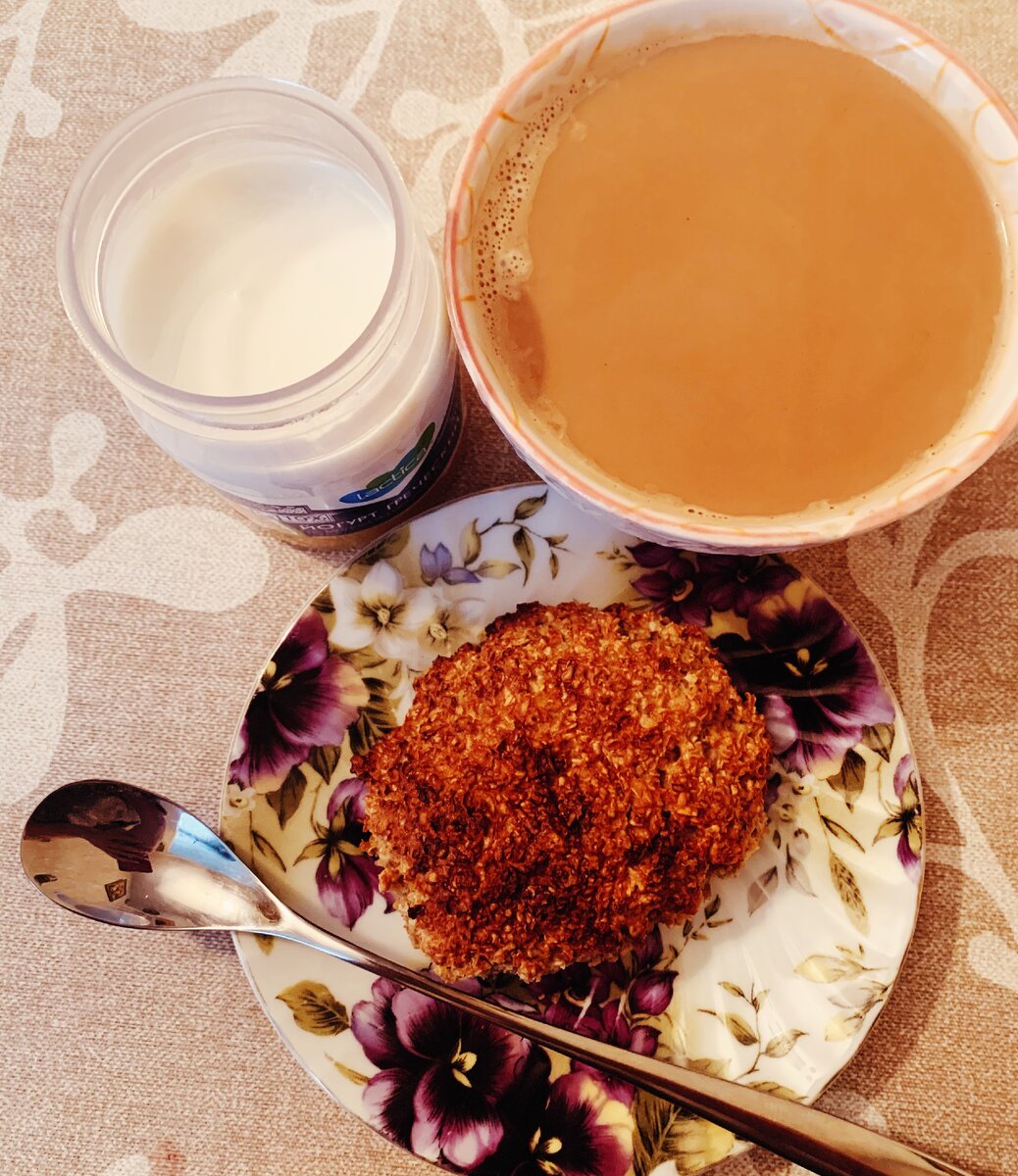 Булочка из овсяных отрубей, греческий йогурт с медом и грецким орехом и кофе с молоком. 