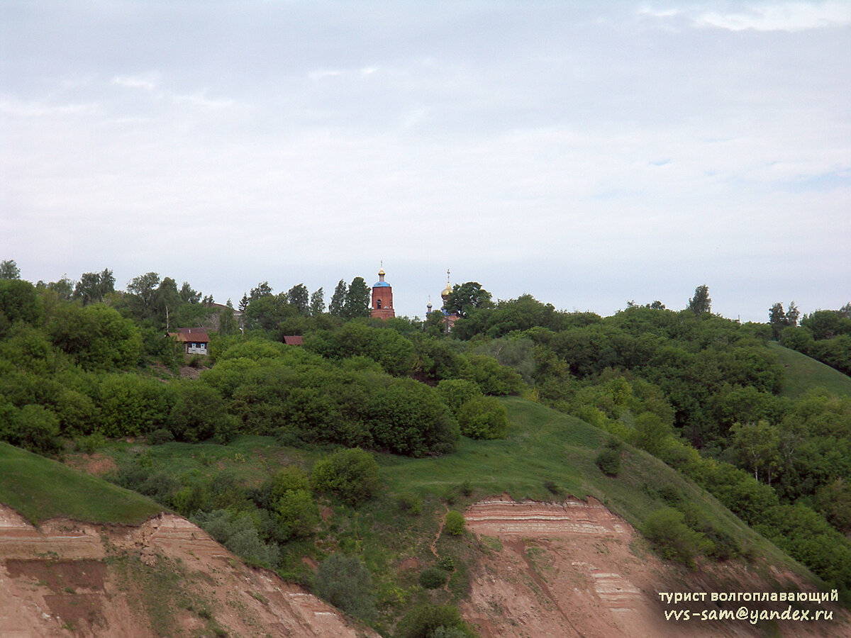 При подходе к Тетюшам снизу по Волге, хорошо различимы колокольня и купол Троицкого собора. Фото 05.06.2009.
