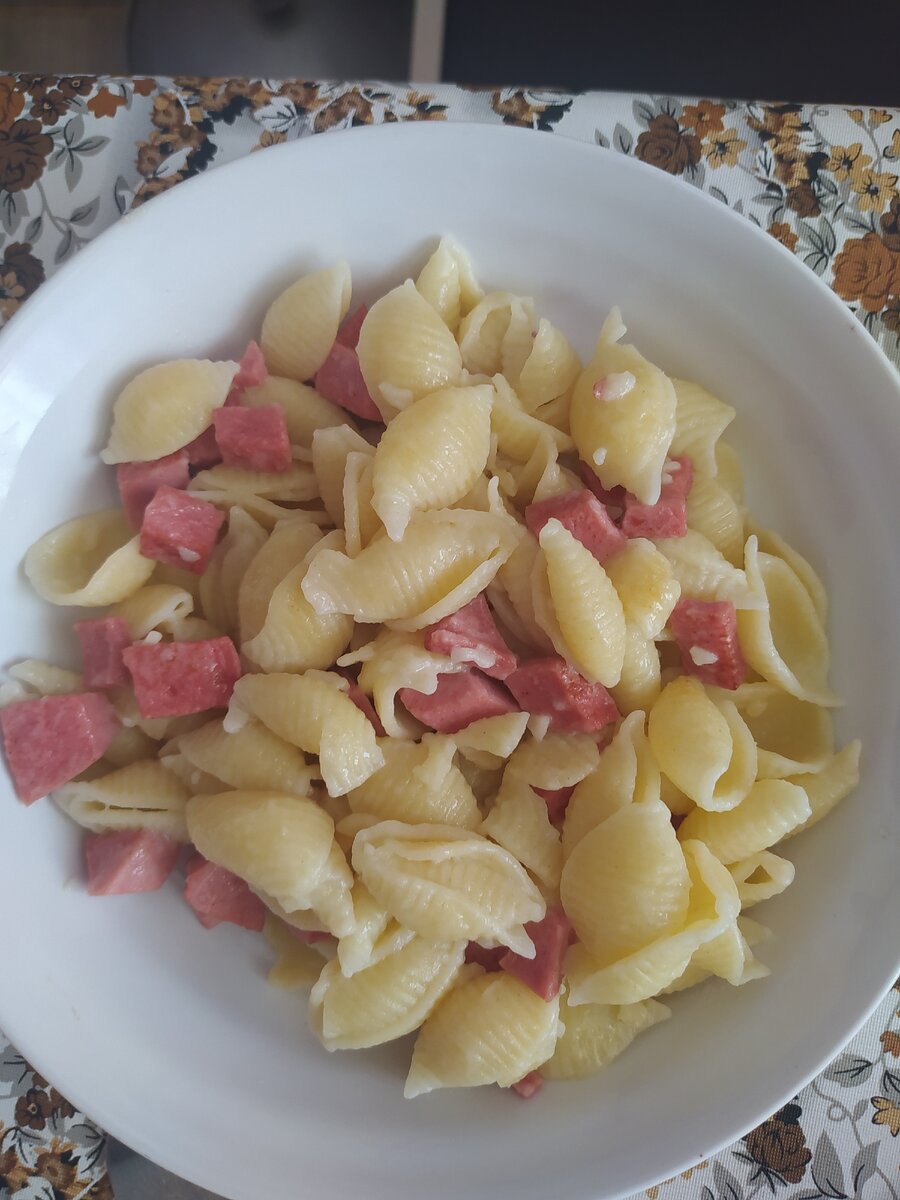 Макароны и колбаса со сливочным маслом. 