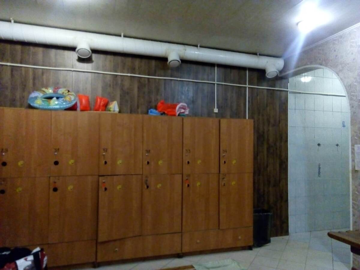 Кабинки для одежды, справа вход в отделение бани