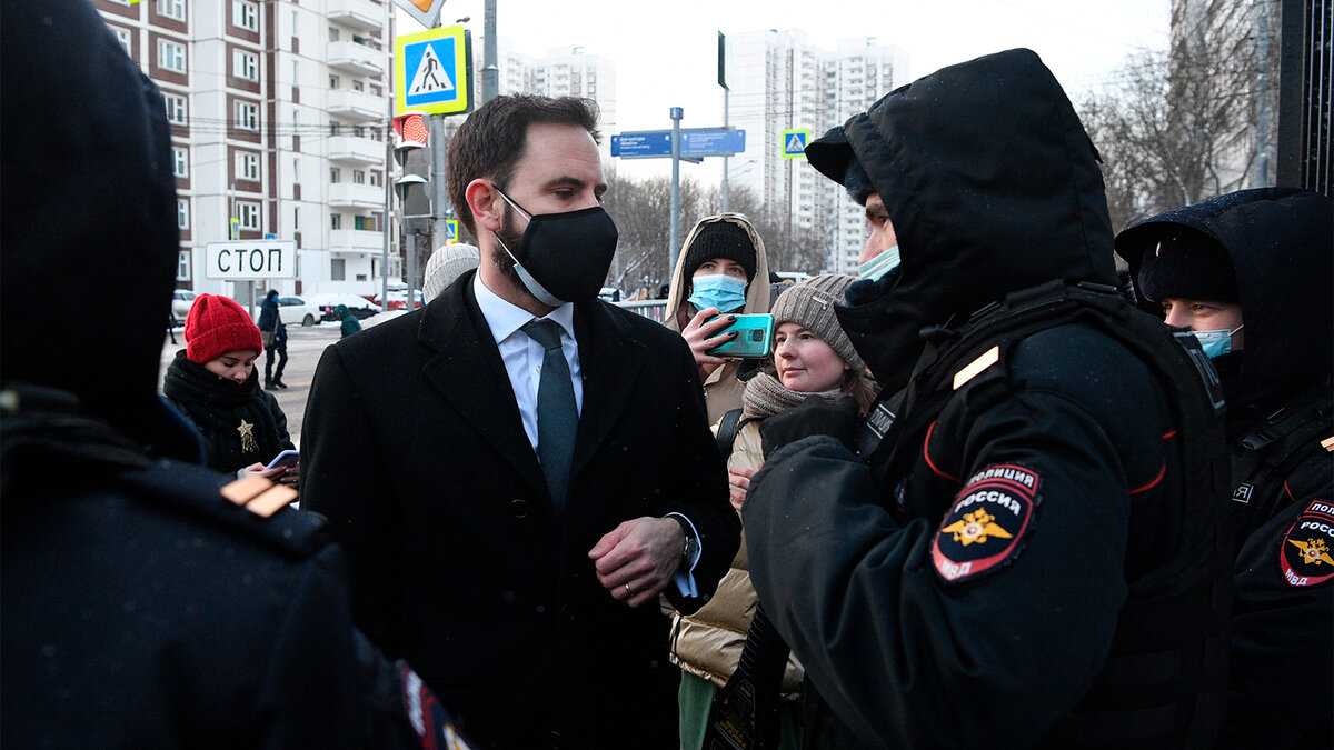 Британский дипломат, приехавший на процесс по делу об оскорблении Навальным ветерана ВОВ (фото из медиа-источника в интернете)