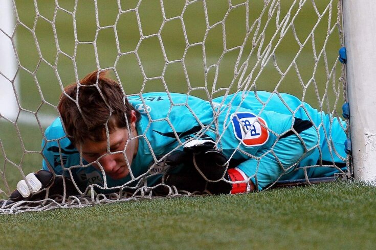 Сергей Чепчугов ведёт загадочный «инстаграм». Порой публикации бывшего вратаря ЦСКА тревожат не только подписчиков, но и родных футболиста. В недавнем интервью «Чемпионату» отец Чепчугова попытался объяснить неоднозначное поведение сына: «Тоскует, что развалилась семья». 


Сам Чепчугов долгое время не выходил на связь, а после дежурных сообщений: «Созвонимся завтра» — я уже не верил, что нам удастся когда-либо поговорить. Но в один из дней Сергей позвонил со словами: «Я готов пообщаться». Далее — откровенное интервью с футболистом о попытке суицида, разводе и проблемах с алкоголем. 
— И подумать не мог, что мои публикации в «Инстаграме» могут вызвать такой ажиотаж, — начал Чепчугов. — Мне казалось, что они выглядят довольно лаконично. Оказалось, что не совсем. Разговаривал с отцом, он мне тоже сказал, что смотрится неоднозначно. Что ж, в таком случае буду писать внятно и без загадок.

— Как считаете, почему ваши публикации стали вирусными в интернете?
— Даже не знаю. Если честно, до сих пор не понимаю, что именно смущает? То, что пишу?

— Их сложно понять. Так и задумано?
— Каждая публикация несёт определённый смысл и некую загадку. Если же люди не понимают, значит буду выражать мысль до конца.

— Некоторые считают, что вы попали под влияние секты…
— Видел в комментариях, что меня уже в секту отправили. Спешу обрадовать: ни в какую секту я не попал. Со мной всё хорошо.

— Сможете объяснить некоторые публикации?
— Давайте попробуем.

— Крутая публикация! Что тут непонятного (смеётся)? Это же с приколом. Давайте по порядку: чистый эликсир — это что? 
— Судя по тому, что на публикации корова, наверное, молоко?
— Правильно. Корова же медленно бегает? Медленно. Но ведь способна на многое? Даёт молоко, а значит, дарит здоровье людям. Всё довольно просто.

