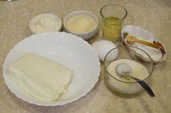 ШАГ 1:
Подготовьте все все необходимые продукты. Сразу хочу заметить, что в выпечке важно, чтобы все ингредиенты блюда до замешивания теста были одной температуры. Поэтому заранее достаньте из холодильника творог и яйцо. Творог берите пожирнее, - сырники получатся более сытными. Оптимальная жирность 9-19%. Муку обычную пшеничную, но не берите муку высшего сорта ,- такая мука белоснежная, потому что выбелена хлором. Оптимально - мука первого и второго сорта.