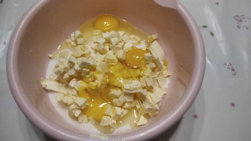 добавляем масло, сахар и яйца