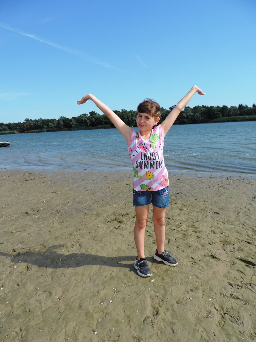 На фоне острова